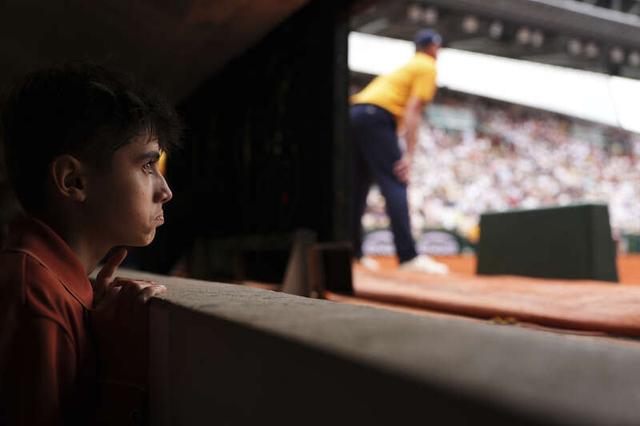 人目不轉睛 人目不轉睛